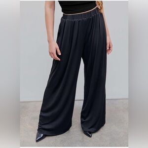 NWOT - Wide leg palazzo pants with elastic waistband and pockets